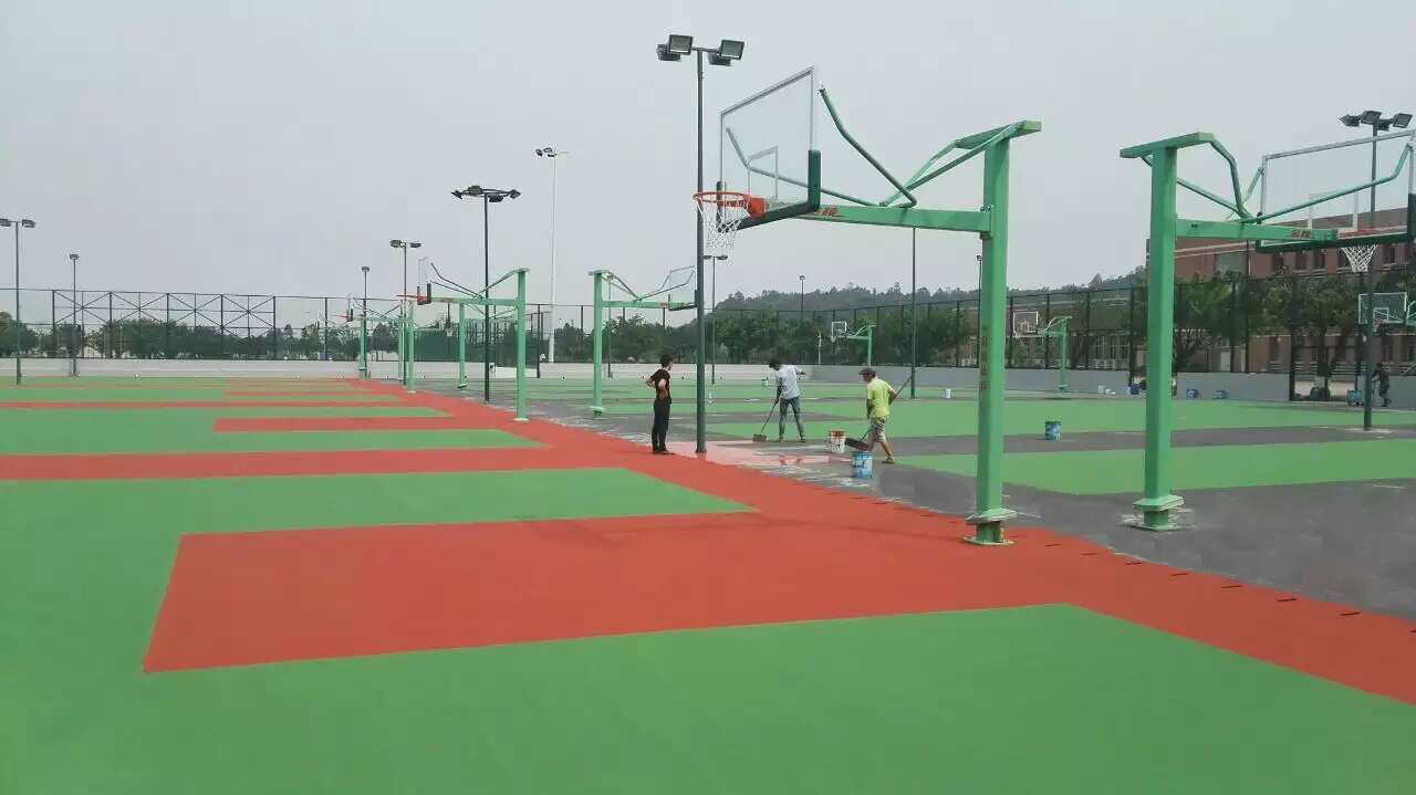 珠海吉林大学丙烯酸篮球场施工中