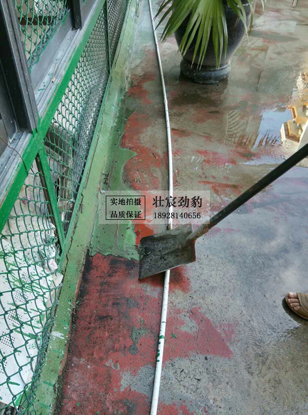 深圳阳光酒店网球场旧地面边角铲除.jpg