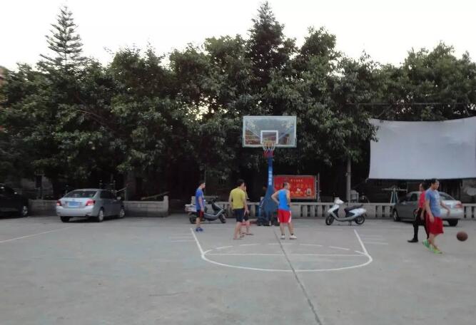 村委篮球场