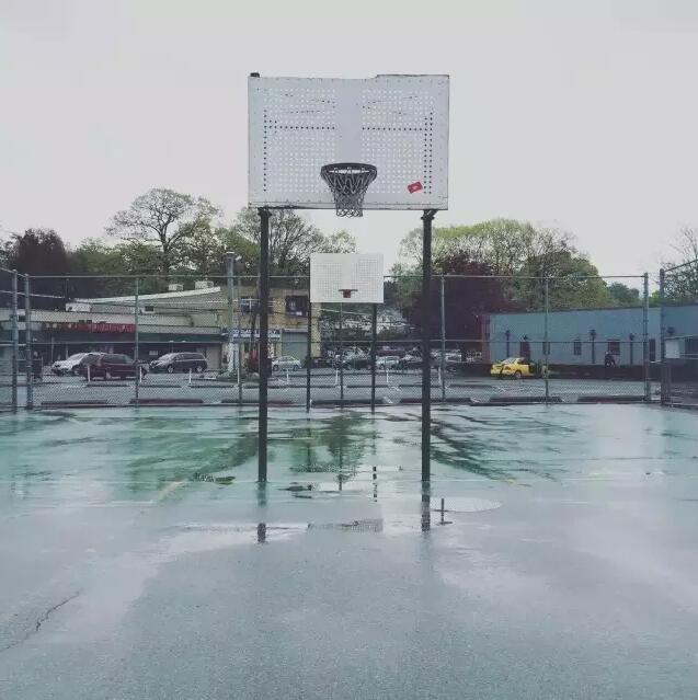 下过雨的旧篮球场