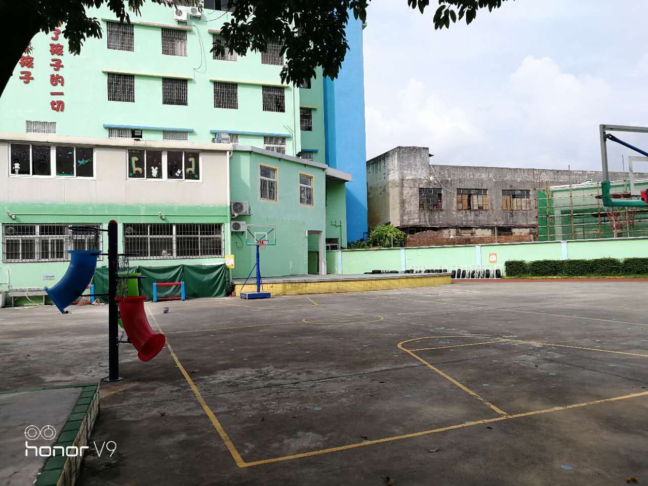 幼儿园篮球场施工之前的现场画面
