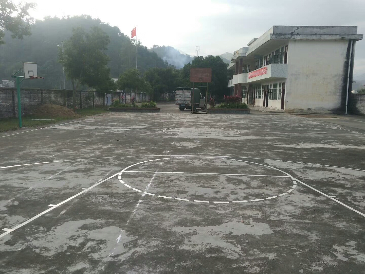 江南小学改造前的水泥篮球场
