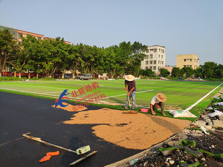 坦洲七村小学人造草塑胶跑道面层施工