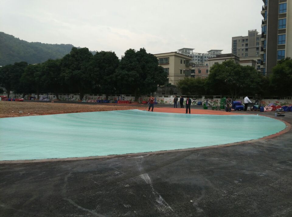 今天珠海斗门城南学校的塑胶跑道进行辅助区面漆喷涂施工，视频中使用的材料由壮宸建材提供。