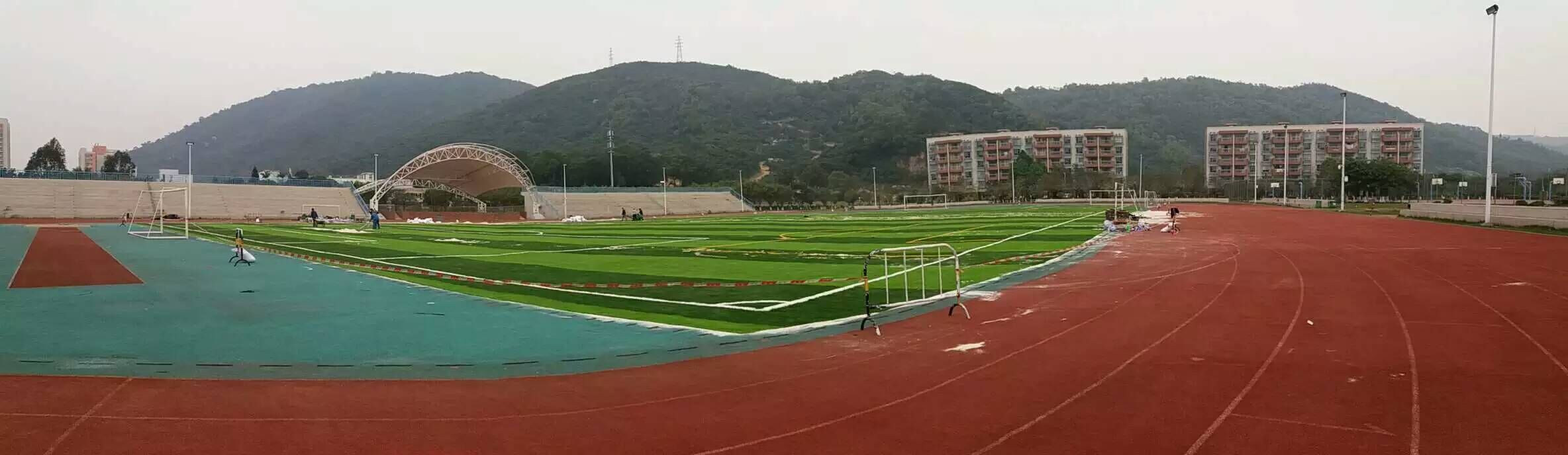 珠海吉林大学人造草足球场铺设现场实拍