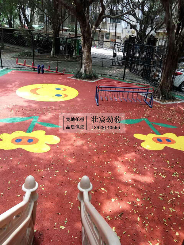 中山坦洲汇翠山庄幼儿园游乐区采用环保橡胶颗粒铺设彩色EPDM地面！