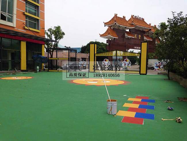 中山市火炬开发区宫花幼儿园彩色丙烯酸操地面图案绘制完工！