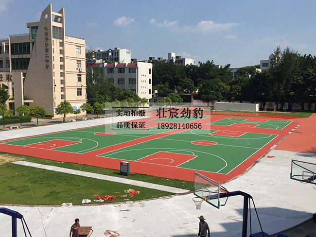 珠海市平沙二中学运动场丙烯酸篮球场施工完成，TPU混合型塑胶跑道喷涂施工中