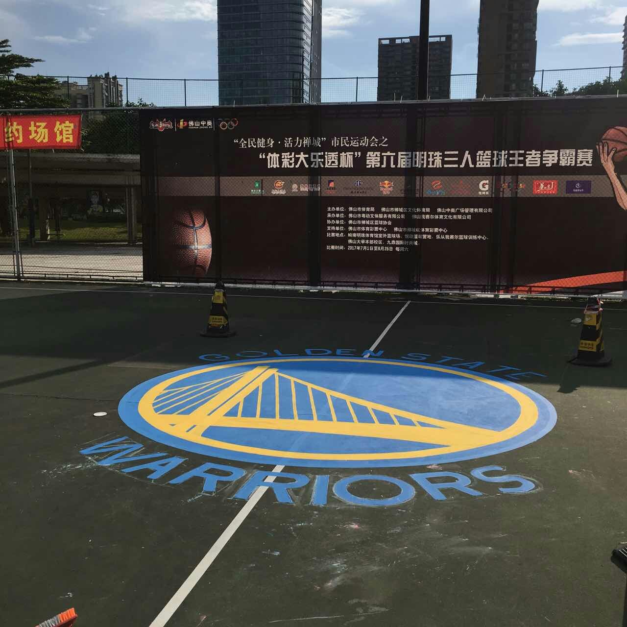 佛山市岭南明珠体育馆 室外丙烯酸篮球场 16支球队logo 球场地面NBA涂鸦改造施工中