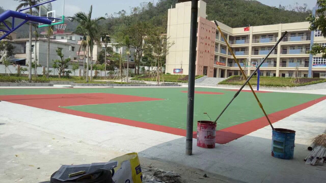 珠海平沙南新小学 篮球场丙烯酸球场材料施工中