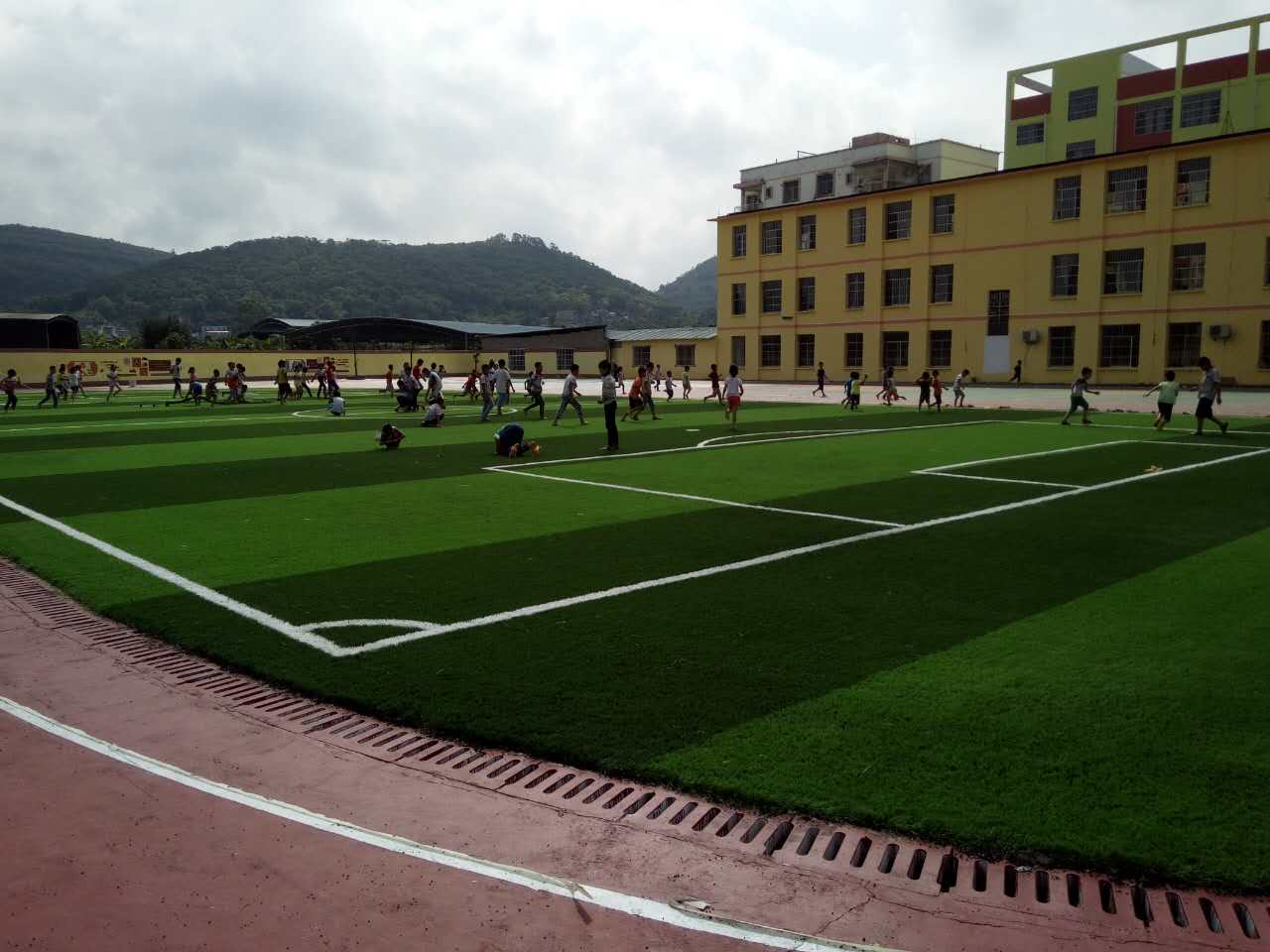 广西崇左中渡小学足球场 人造草坪铺设施工
